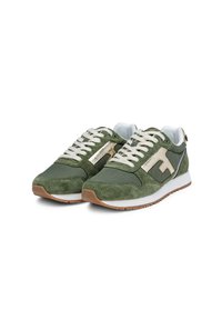 Grüne Wildleder-Sneaker mit einer Mesh-Struktur, goldenen Akzenten, weißen Schnürsenkeln und einer braunen Gummisohle. Klassisches sportliches Design.