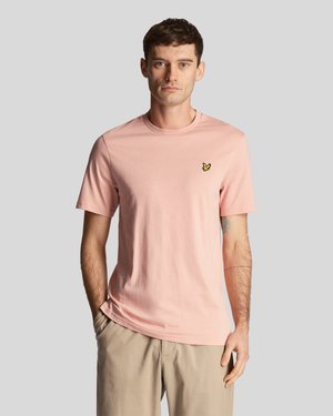 T-shirt en coton rose clair à manches courtes, col rond, avec un petit logo de papillon noir et jaune sur la poitrine gauche.