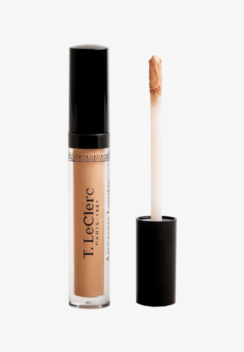 Flüssiger Concealer in einer klaren Tube mit schwarzem Deckel, ausgestattet mit einem spitz zulaufenden Applikator. Der Farbton ist ein helles Beige mit einer glatten Textur.