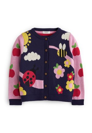 Cardigan enfant bleu marine et rose avec boutons marron, orné de soleil, nuages, coccinelle, abeille, fleurs et pommes rouges sur les manches et le devant.