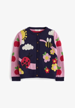 Granatowo-różowy dziecięcy kardigan z brązowymi guzikami, z motywami słońca, chmur, biedronki, pszczoły, kwiatów i czerwonych jabłek na rękawach i przodzie.