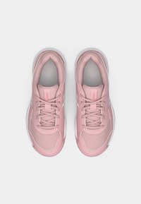 Rosa Sportschuhe mit Netzeinsätzen, gepolstertem grauen Innenbereich und weißen Akzenten. Verfügt über Standard-Schnürsenkel und ein abgerundetes Zehendesign.