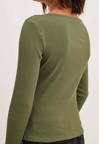 NA-KD Langarmshirt - khaki