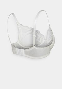 Sutiã branco com tecido suave, alças ajustáveis, bordas recortadas e fecho de gancho e olho. Apresenta copas macias para suporte.