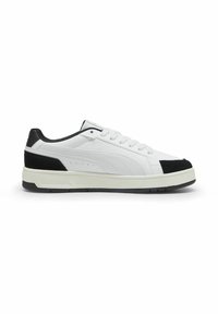Adidași albi cu accente negre, având un superior din piele netedă, un bot din piele texturată și o talpă din cauciuc cu un model de prindere minimalist.
