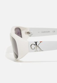 Calvin Klein HERON PRESTON UNISEX - Óculos de sol - chalk