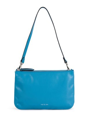Sac à bandoulière rectangulaire en cuir bleu avec fermeture éclair argentée et bandoulière simple, petit logo "nat & nin" imprimé près du centre inférieur.