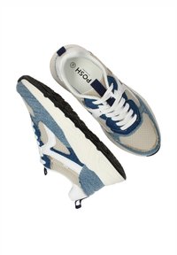 Sneakers met een witte mesh bovenkant, denim accenten in het blauw en een zwarte rubberen zool. Voorzien van witte veters en een lipje aan de hiel.