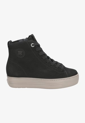 Baskets montantes noires avec des lacets noirs, une semelle beige et un logo circulaire sur le côté.