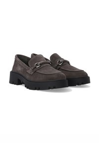 Šedé semišové slip-on boty mají silnou černou gumovou podrážku, zaoblenou špičku a dekorativní kovové detaily na nártu.