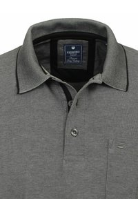 Szary polo z teksturowanym wzorem, trzema guzikami i kontrastowym czarnym kołnierzykiem. Posiada logo na lewej piersi oraz metkę wewnątrz.