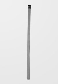 Sangle en tissu gris à texture lisse, dotée d'un accent en métal noir à une extrémité avec un logo, d'environ 1 pouce de large et 4 pieds de long.