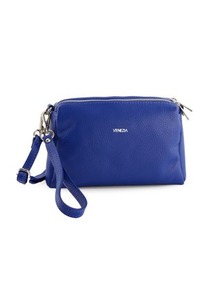 Pochette en cuir bleu avec une finition texturée, fermeture éclair en argent, et bandoulière détachable. Présente le logo "Venezia" à l'avant.