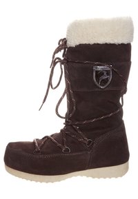 Bota de ante marrón con forro de piel, punta redonda, diseño de cordones texturizados y parche con el logo. Presenta una suela de goma gruesa y de color claro.