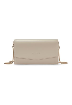 Clutch rectangular de piel beige con solapa y marca en relieve sutil, con una delgada cadena dorada en fondo blanco.