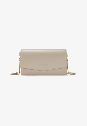 Beige rektangulær læderclutch med klap og diskret præget mærkenavn, med en tynd guldkæde på hvid baggrund.