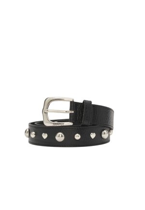 Zwarte leren riem met zilveren gesp en afwisselend ronde en hartvormige metalen studs langs de lengte.