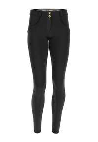 Leggings negros con textura suave, cintura alta, dos bolsillos frontales y dos botones dorados en la cintura. Silueta ajustada.