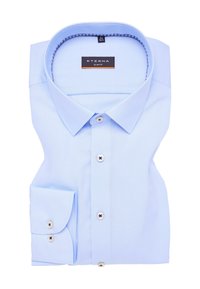 Lichtblauwe, slim-fit overhemd met een spread collar, knopenlijst aan de voorkant en contrasterende binnenkraag. Heeft witte knopen en een afgeronde manchet.