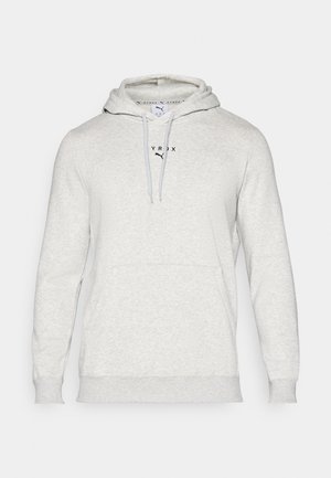 Hoodie gris en tissu mélangé de coton. Il dispose d'une poche avant, d'une capuche avec cordon de serrage et de détails de logo imprimés sur la poitrine.