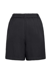 Shorts noirs texturés taille haute avec passants de ceinture, ceinture en tissu, et coupe ample et décontractée.