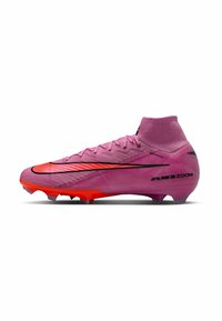Scarpa da calcio alta rosa con suola rossa, logo Nike nero e testo "AIR ZOOM" sul tallone, progettata per il gioco su terreni compatti.