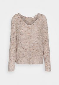 Pull tricoté beige clair avec un col rond dégagé, manches longues et motif texturé avec de petits accents tachetés orange.