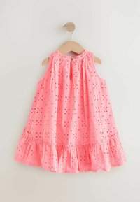 Rosenröd bomullsklänning med ärmlös design, ögla broderi, samlad halsringning och volangkant för en utsvängd silhuett.