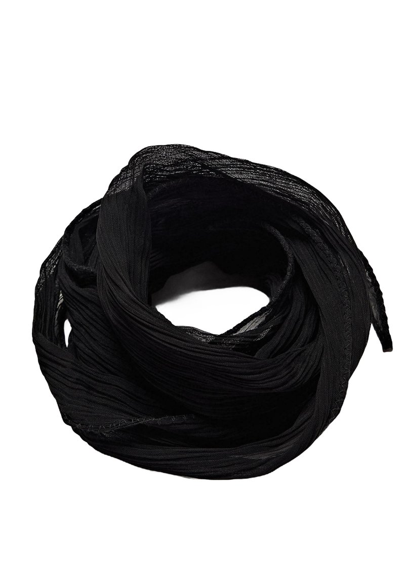 Foulard noir en forme circulaire torsadée, fabriqué dans un matériau texturé et léger avec de subtils plis et des bords effilochés.