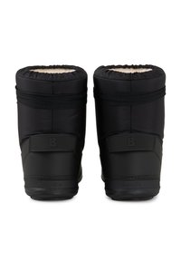 Czarne ocieplane zimowe buty z pikowanym tekstylnym wierzchem, elastycznymi mankietami i teksturowaną gumową podeszwą z logo marki i akcentami.
