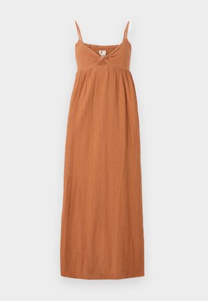 Maxi dress in burnt orange, valmistettu teksturoidusta kankaasta. Siinä on ohuet hihnat, käänteinen yksityiskohta rinnassa ja löysä, virtaava siluetti.