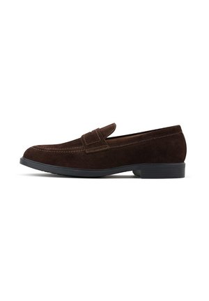 Brązowe zamszowe mokasyny z płaską podeszwą, z przeszyciem na przodzie oraz lekkim podniesieniem na pięcie. Wytrzymały i elegancki design.