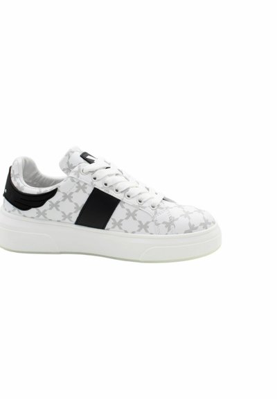 Sneaker bianco con tomaia grigia a motivi, striscia laterale nera, punta rotonda e suola in gomma. I lacci e il colletto imbottito aggiungono comfort.