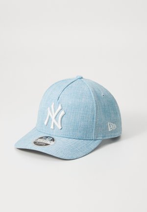 Cappellino da baseball azzurro chiaro con un tessuto testurizzato, dotato di un grande logo bianco dei New York Yankees e una visiera curvata.