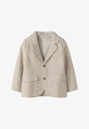 Blazer beige y blanca a rayas para niño pequeño con dos bolsillos delanteros con solapa, un bolsillo en el pecho, cuello con muesca en la solapa y dos botones de madera.