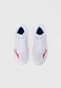 Άσπρα αθλητικά παπούτσια με κόκκινες λεπτομέρειες, σώμα από υφαντό δίχτυ, στρογγυλή μύτη, επίπεδες κορδόνια και επενδυμένο κολάρο αστραγάλου. Διαθέτουν λογότυπο της μάρκας στο πλάι.