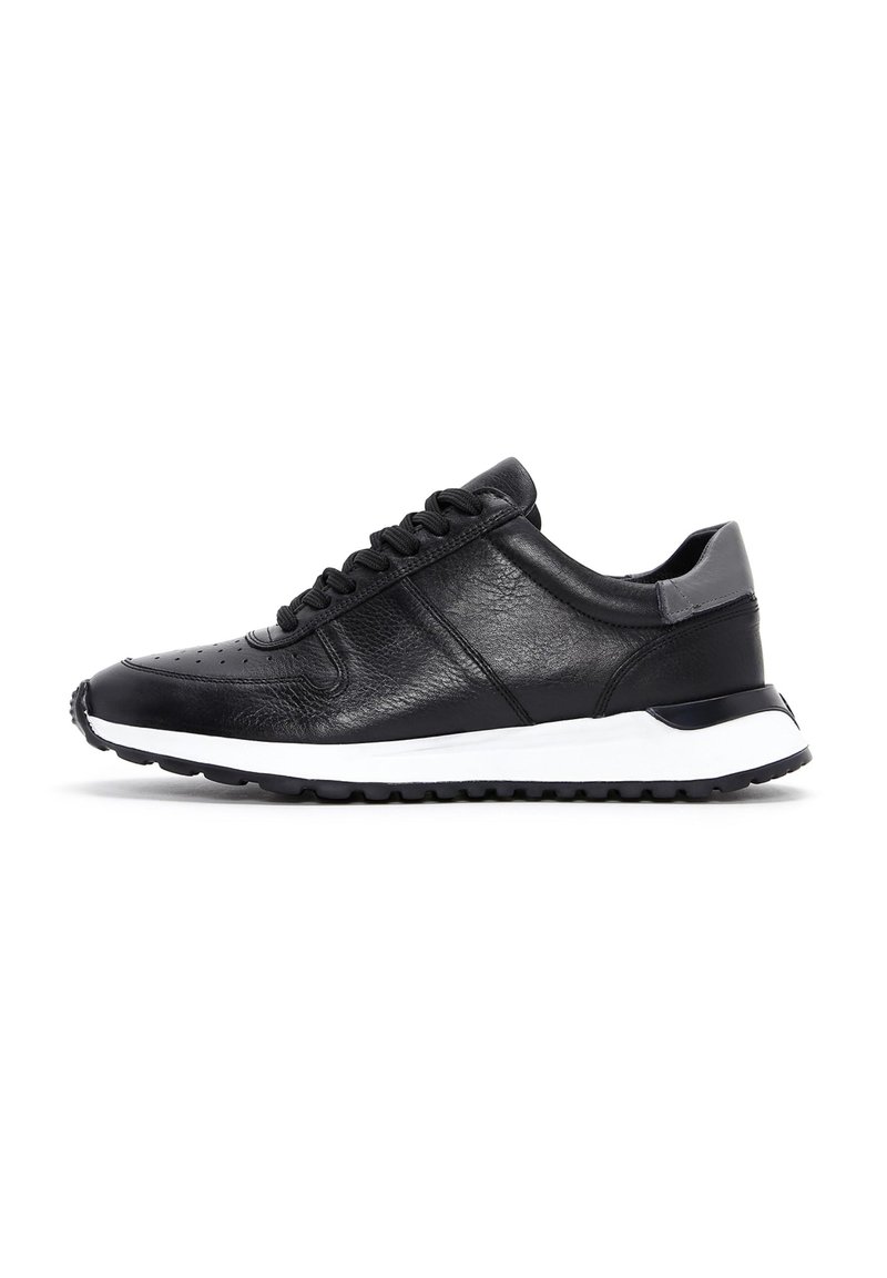 Sneakers in pelle nera con finitura testurizzata, caratterizzate da una suola intermedia bianca, lacci e un accento grigio sul tallone. Design con punta arrotondata.