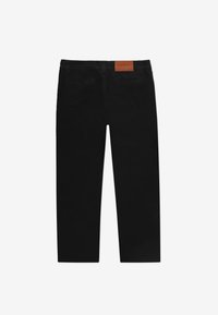 Czarne spodnie o prostym kroju, wykonane z miękkiego materiału. Posiadają brązową skórzaną metkę marki na pasku oraz standardowe tylne kieszenie.