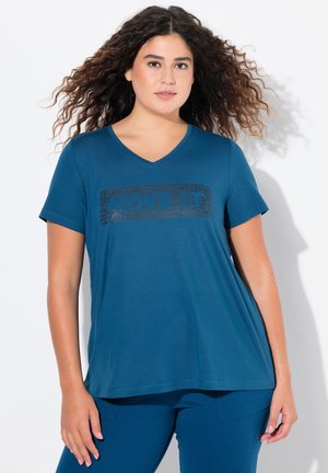 Tyrkysový volný t-shirt s V-výstřihem vyrobený z měkké tkaniny, s černým grafickým textovým designem na přední straně. Krátké rukávy a uvolněný střih.