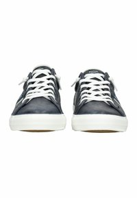 Námořnické kožené tenisky s bílými šněrovadly, kulatá špička a strukturovaný povrch. Mají bílou gumovou podrážku a švy.