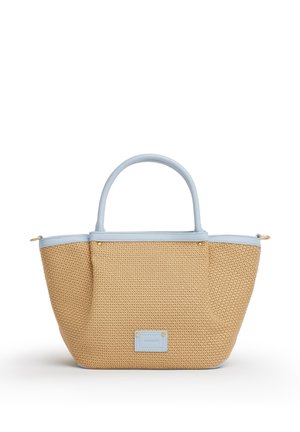 Borsa tote beige intrecciata con manici in pelle azzurri, rifiniture e una toppa rettangolare sul davanti, mostrata su sfondo bianco.
