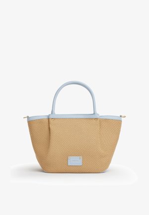 Beige geweven totebag met lichtblauwe leren handgrepen, siernaden en een rechthoekige patch aan de voorkant, getoond op een witte achtergrond.