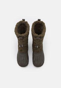 Botas de invierno marrones con forro de piel sintética, parte superior texturizada que presenta un patrón sutil, cordones ajustables y suelas de goma con un diseño de relieve.
