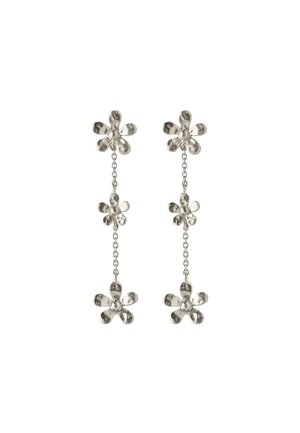 Strieborné visiace náušnice s tromi prepojenými kvetmi s piatimi lupienkami, spojené malými retiazkami na bielom pozadí.