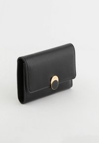 Cartera de cuero negro con superficie texturizada, forma rectangular, cierre con botón dorado y un pequeño detalle circular.
