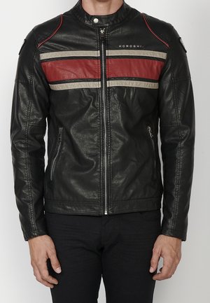 Czarna skórzana kurtka z czerwonymi i beżowymi poziomymi paskami na wysokości klatki piersiowej, z suwakiem z przodu, zapinanymi na suwak bocznymi kieszeniami oraz zapięciem na napy przy kołnierzu.