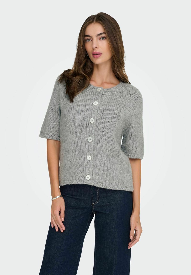 Cardigan gris en tricot à manches courtes avec un col rond, présentant six grands boutons sur le devant et un ourlet court.