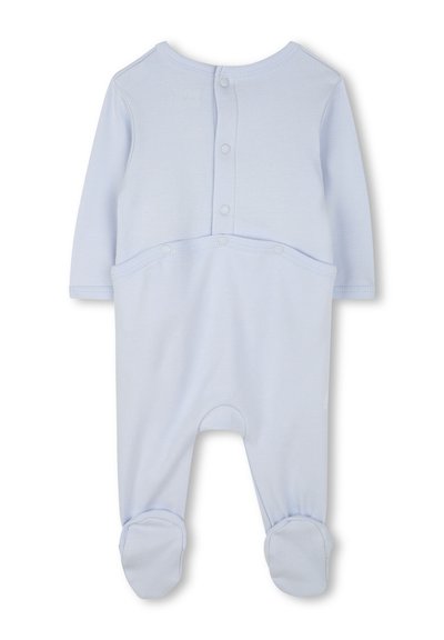 Maison de bébé en bleu clair, fabriquée en tissu doux, avec des manches longues, une fermeture à pression au dos et un pantalon pied-de-poule avec des accents arrondis.