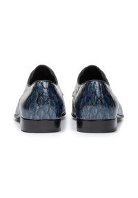 Scarpe in pelle con un motivo testurizzato multicolore blu e argento, punta arrotondata e tacco basso nero, dotate di inserti elastici sui lati.