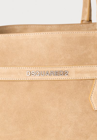 Μπεζ δερμάτινη τσάντα tote με υφή και ανάγλυφο λογότυπο "DSQUARED2", με ορατή ραφή και πλαϊνή λεπτομέρεια.